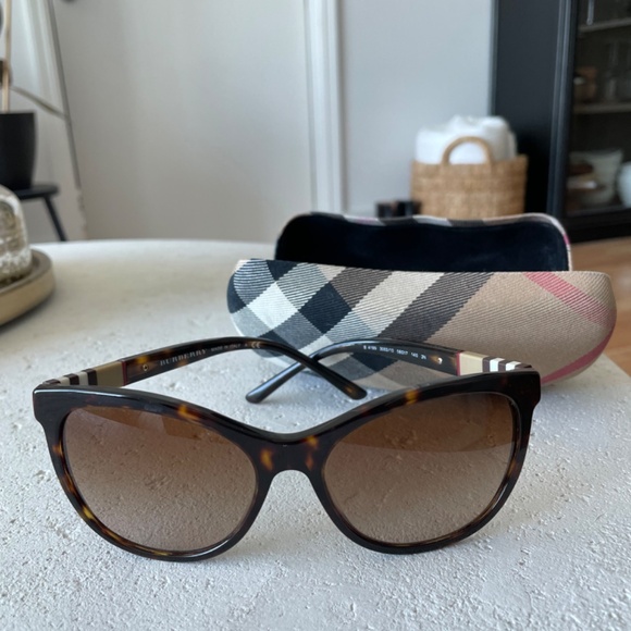 BURBERRY Cat Eye Sunglasses with case - Picture 4 of 6